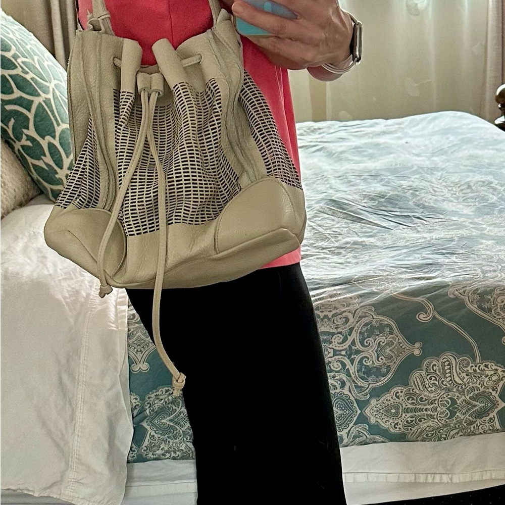 Linea Pelle leather Women's bucket Bag (EXCELLENT CONDITION)